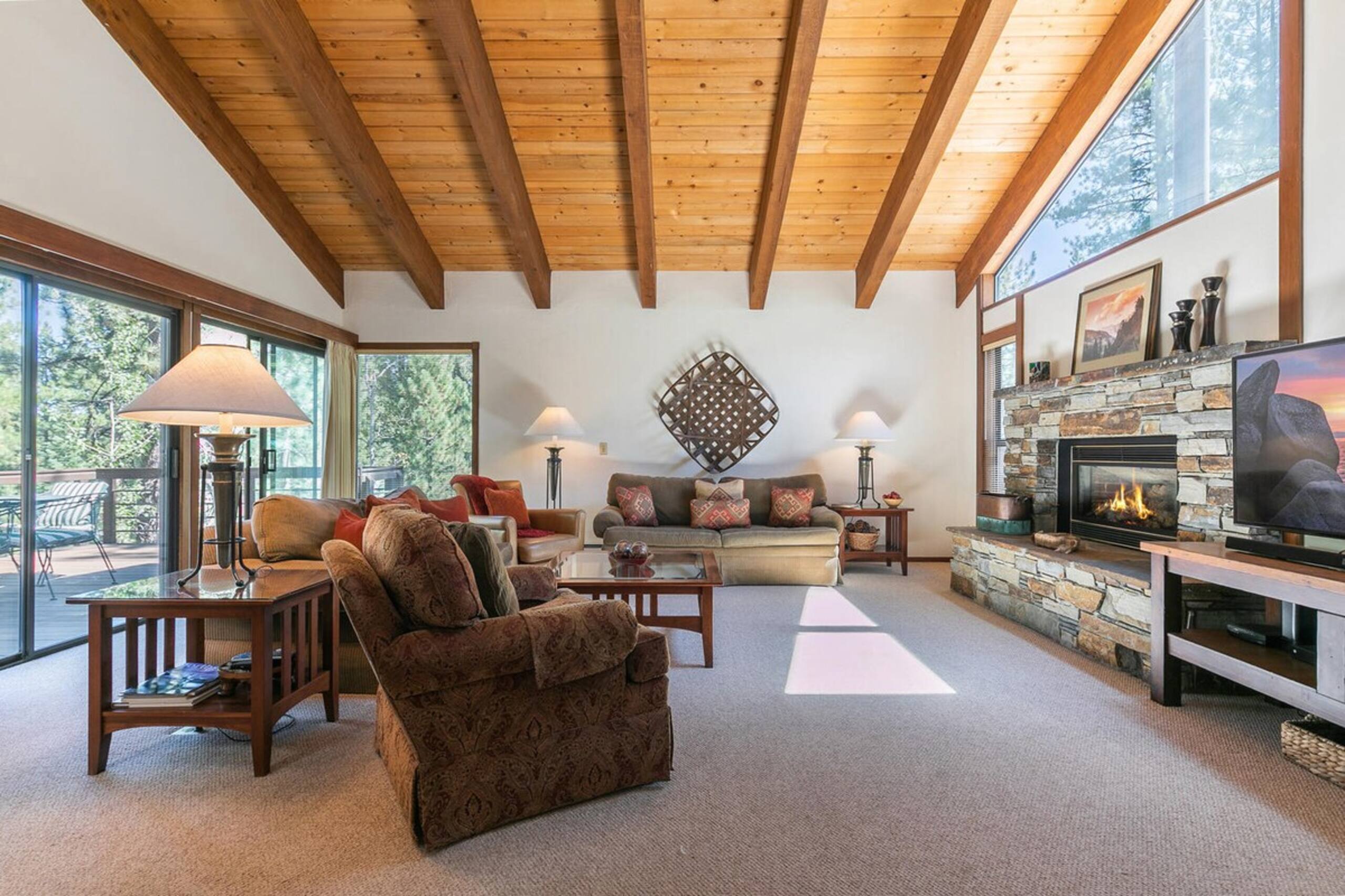 Basque Lodge - Ski Shuttle - Pet Friendly - HOA - Photo 4