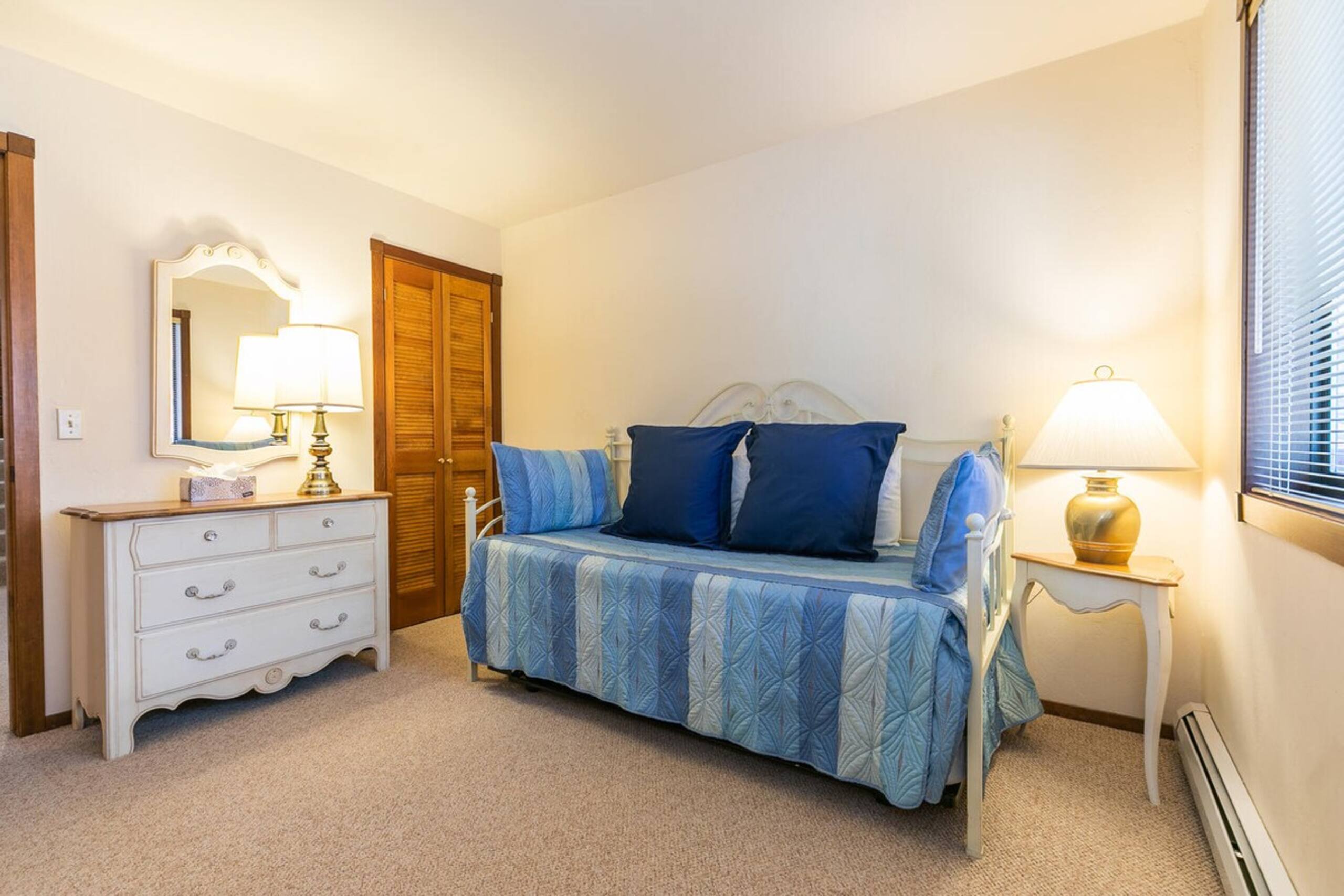 Basque Lodge - Ski Shuttle - Pet Friendly - HOA - Photo 23