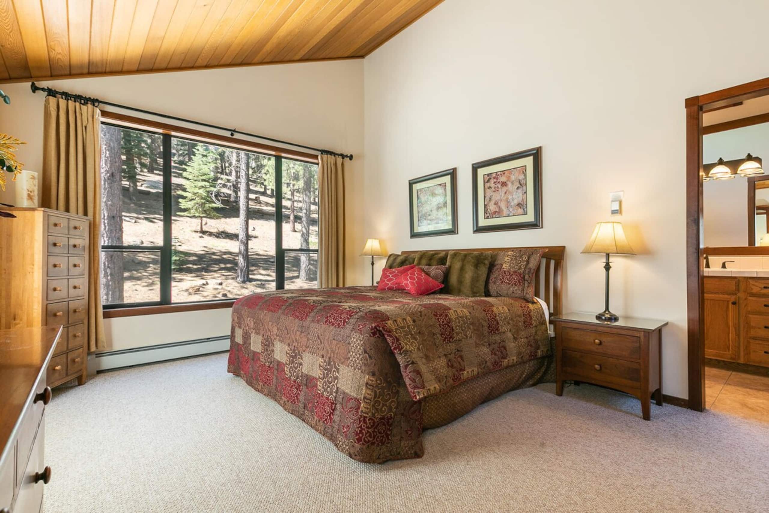 Basque Lodge - Ski Shuttle - Pet Friendly - HOA - Photo 11