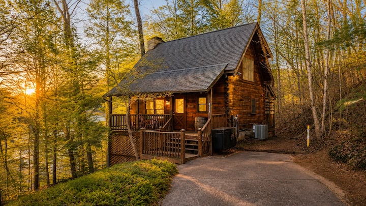 Smoky Cabin W/ Hot Tub, Arcade & Mtn Views - Pigeon Forge, TN