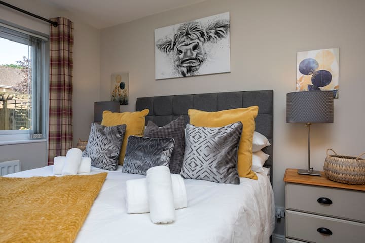 Tanbridge | Quiet Apartment | Parking - Horsham