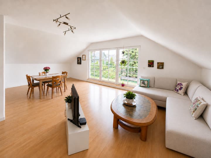 Bright & Spacious Attic Apartment -Quiet, Central - Bergisch Gladbach