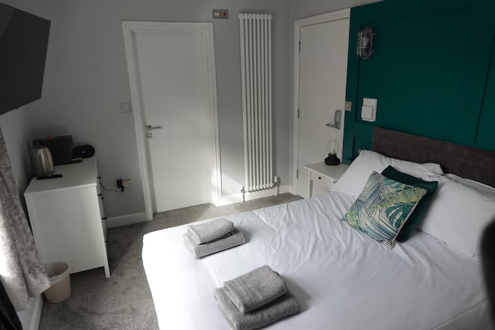Coastal Retreat | 1 Bed Apartment - Southport
