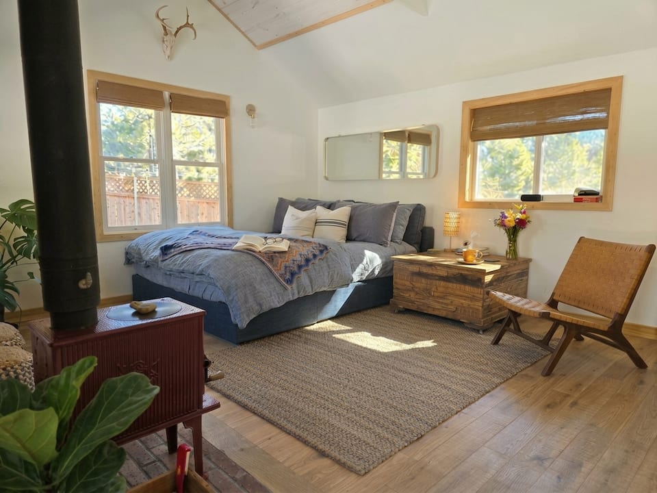 Sunshine Cabin, near the Avenue of the Giants, Garberville, California, United States, photo 8 of 10
