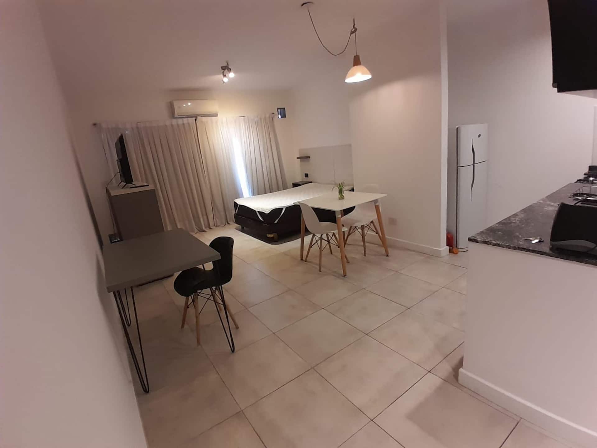 Estudio con balcón y aire acondicionado
