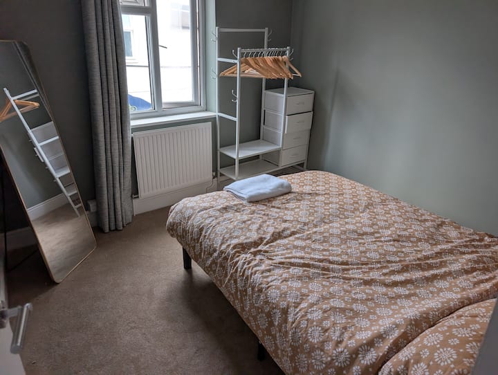 Great Location 3 Bedroom Flat In Charlton Kings - Cotswolds