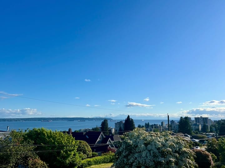 Stunning Ocean View Home Near Beach Shops Downtown - West Vancouver