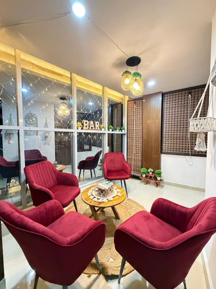 Cozykeys | Massive Balcony @Saket Metro Station - 델리