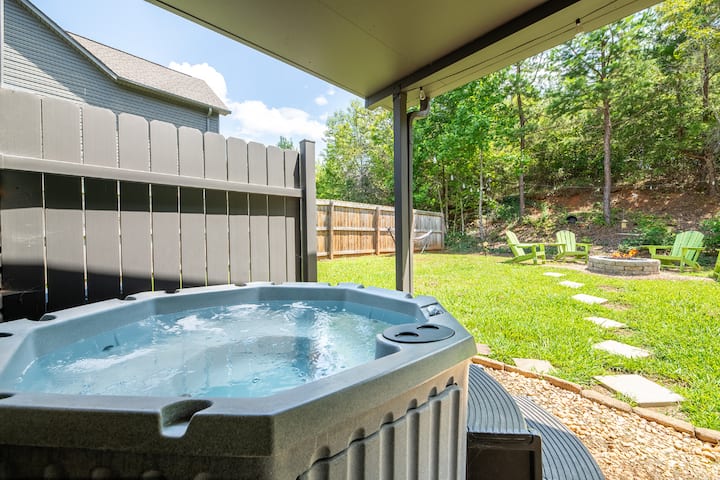 Beary Cozy Condo, Hot Tub & Game Room, Dollywood - Sevierville, TN