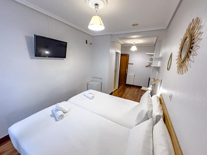 Exterior Twin Room Pension San Lorenzo-shared Bath - Donostia-San Sebastián
