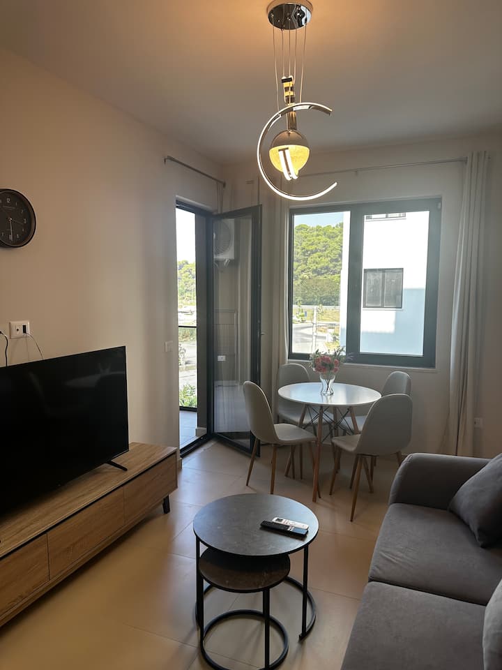 Apt 3: Modern Beachside Escape Pool & Parking - Golem