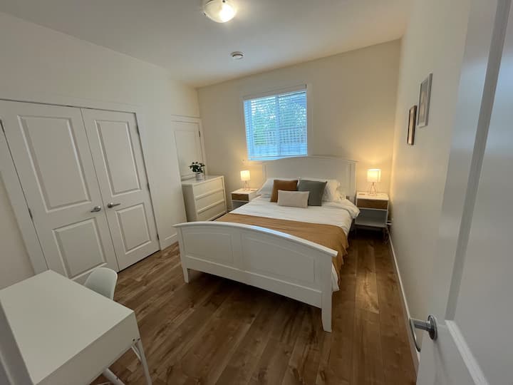 5-min Walk To Uhnbc | Bright & Modern 2-bed Suite - Prince George