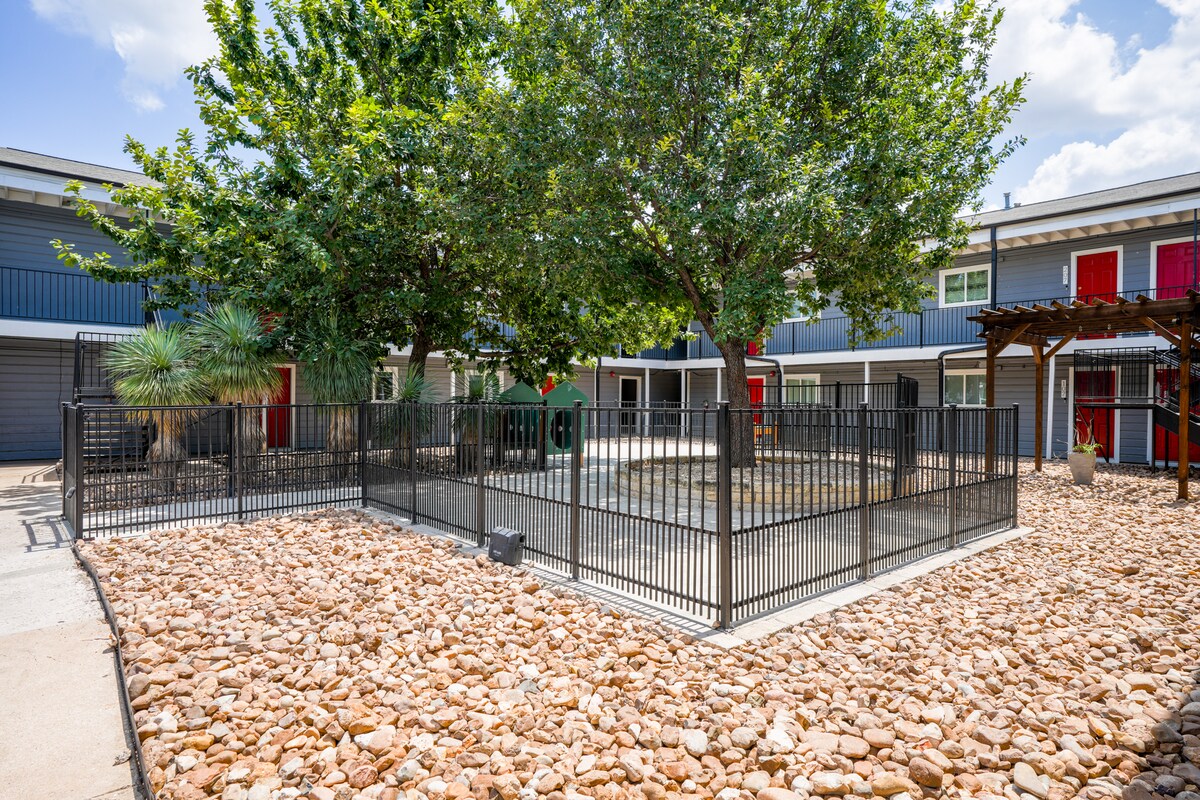 Modern Highland 1BR | King Bed + Sleeper Sofa