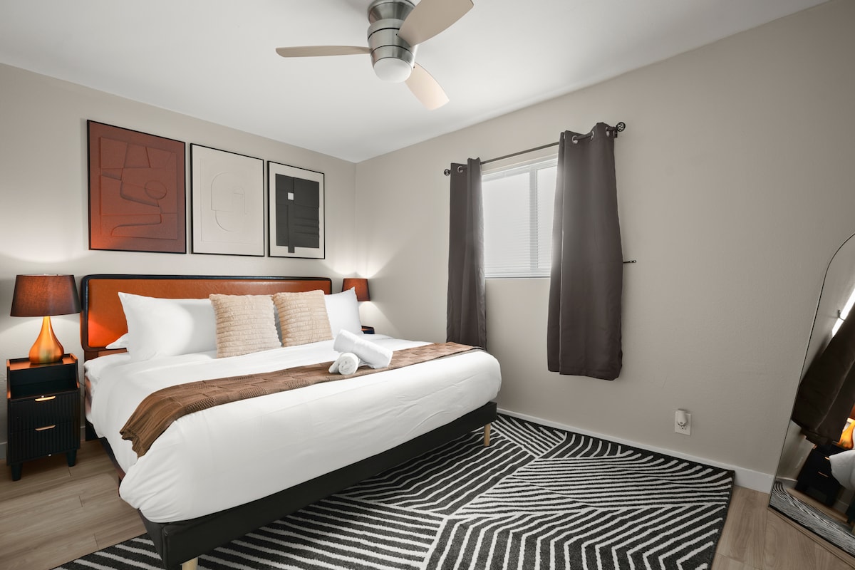 Modern Highland 1BR | King Bed + Sleeper Sofa