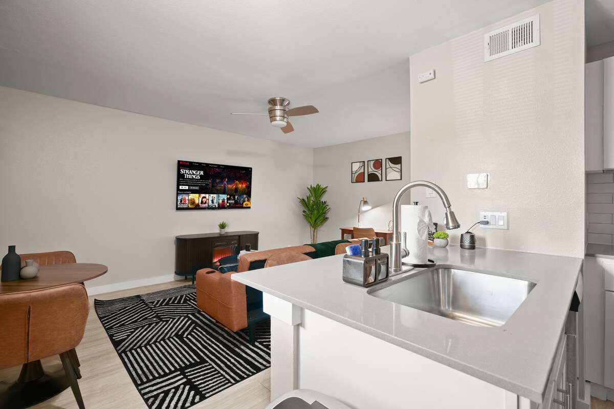 Modern Highland 1BR | King Bed + Sleeper Sofa