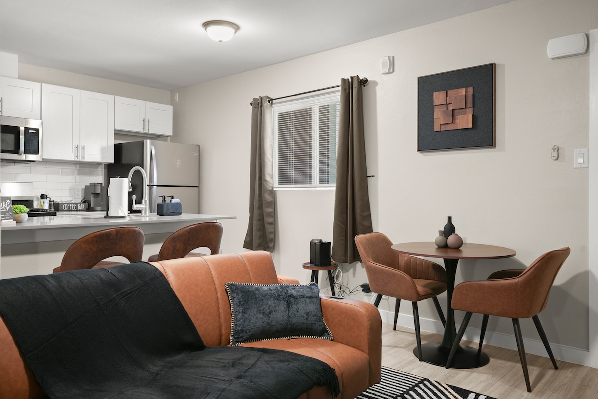 Modern Highland 1BR | King Bed + Sleeper Sofa