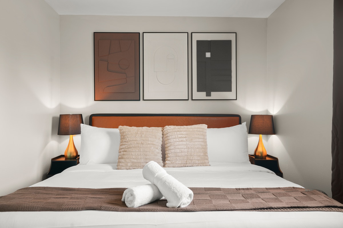 Modern Highland 1BR | King Bed + Sleeper Sofa
