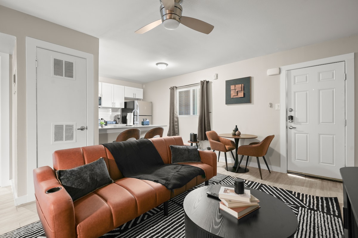 Modern Highland 1BR | King Bed + Sleeper Sofa