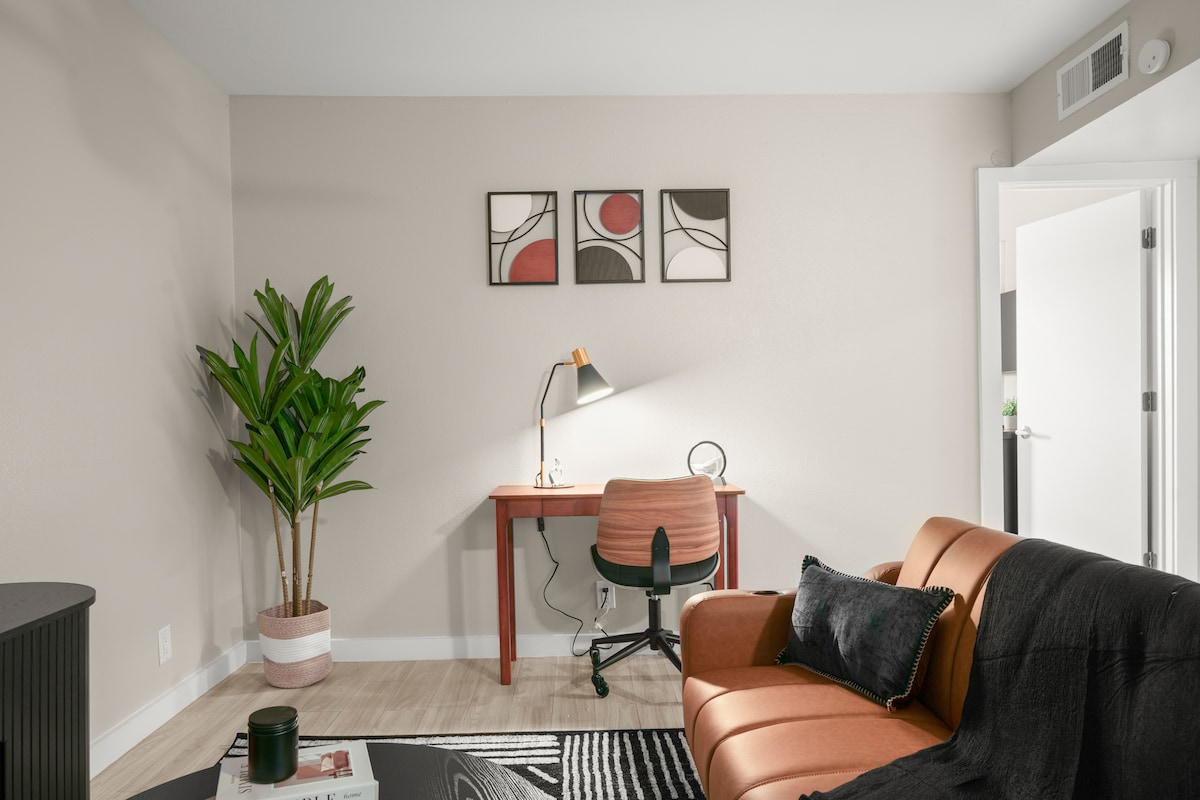Modern Highland 1BR | King Bed + Sleeper Sofa