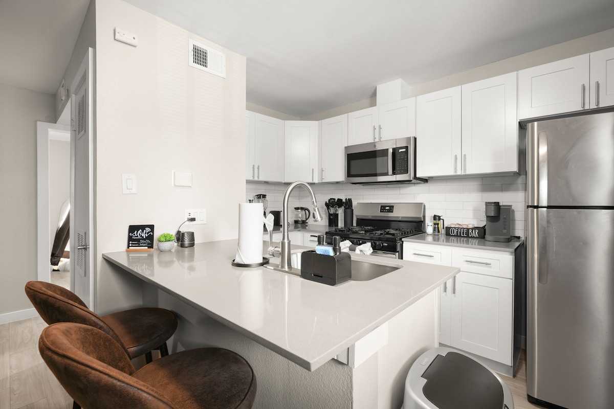 Modern Highland 1BR | King Bed + Sleeper Sofa