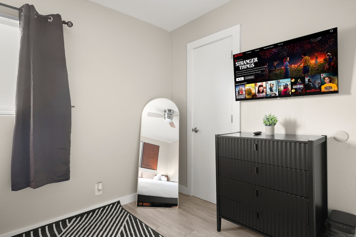 Modern Highland 1BR | King Bed + Sleeper Sofa
