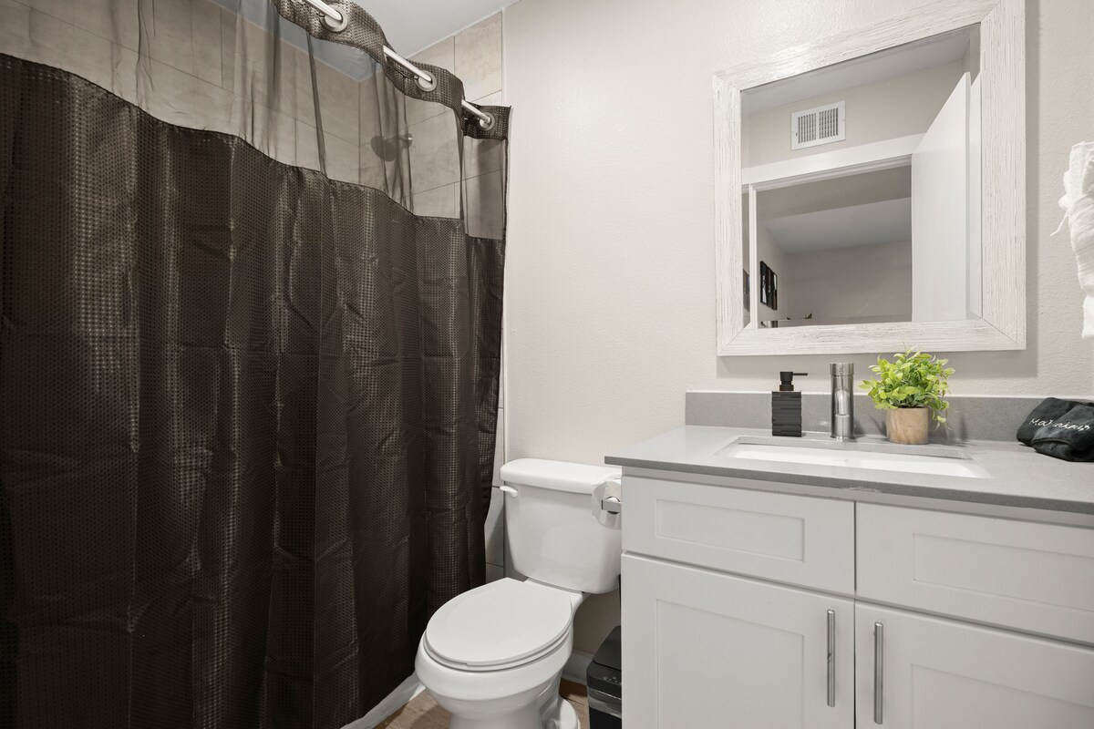 Modern Highland 1BR | King Bed + Sleeper Sofa