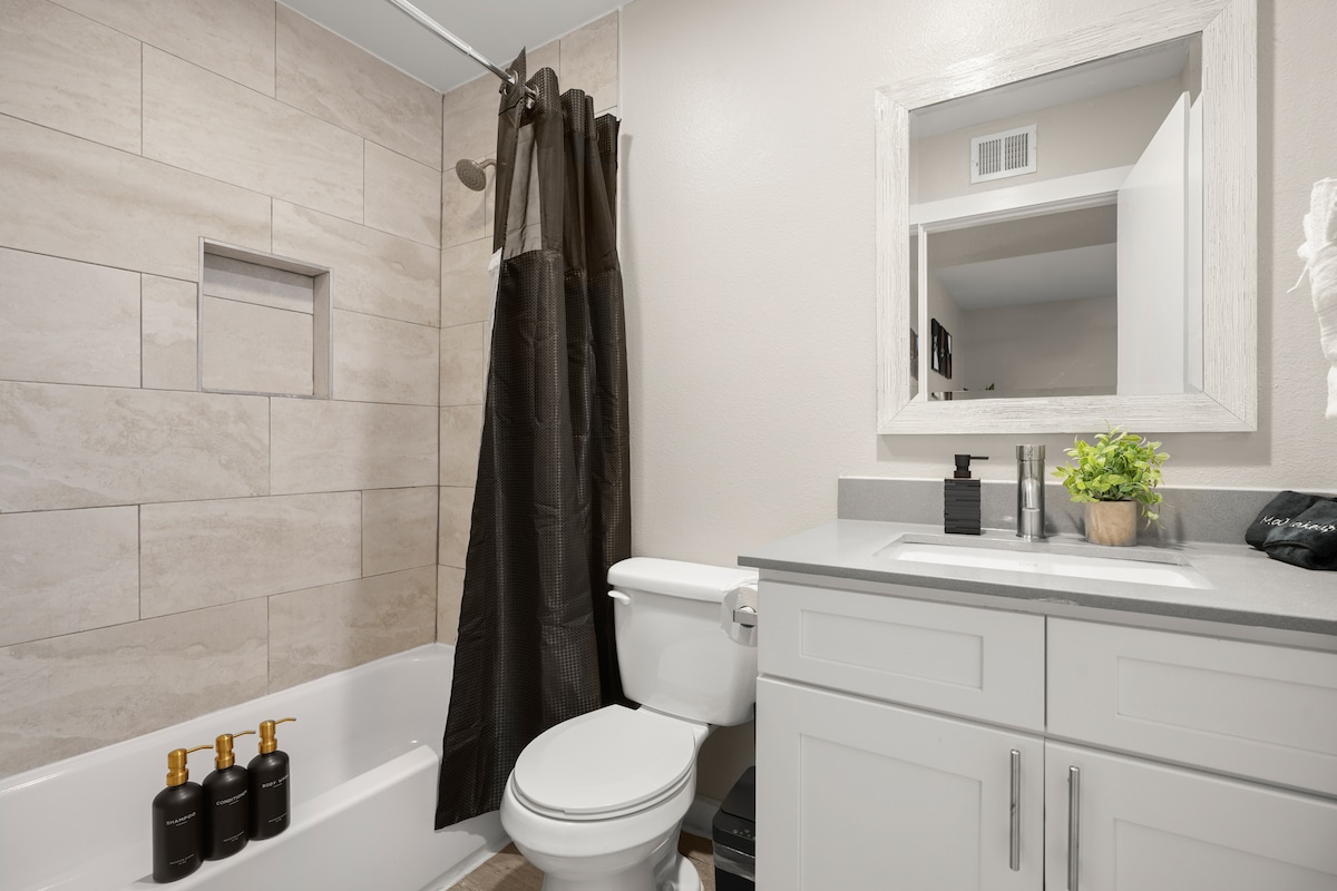Modern Highland 1BR | King Bed + Sleeper Sofa