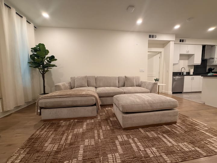 Beautiful And Lovely Condo In The Heart Of Irvine - Irvine, CA
