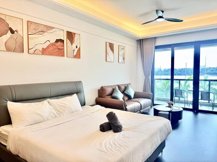R&f Oceanfront Studio With Balcony By Xinan - Yishun