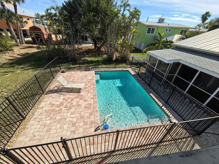 Getaway Beach House-upstairs Unit With Ocean View - Fort Myers Beach, FL