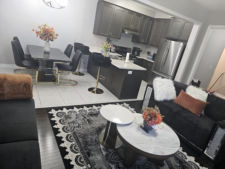 Modern Cozy Home | Spacious | Near Airport | + Ac - Vaughan