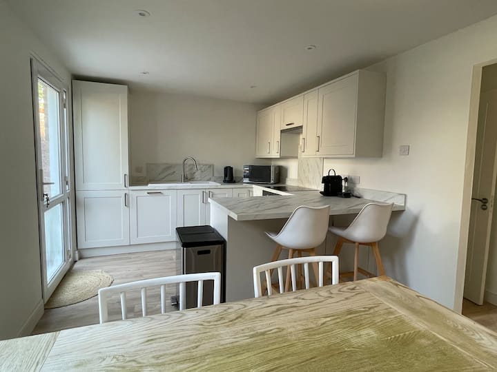 3 Bed House - Short Walk To City Centre - Chichester