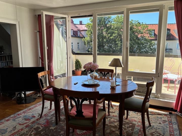 Zentrale Altbauwohnung Mit Dachterrasse Im Lehel - Mnichov