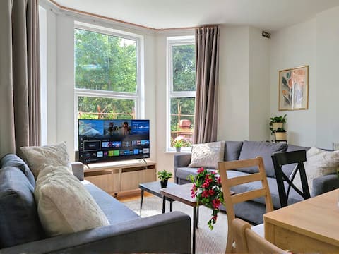 Popular Airbnb listing: Large 3BR Near City Centre & Anfield Free Parking in Tuebrook And Stoneycroft
