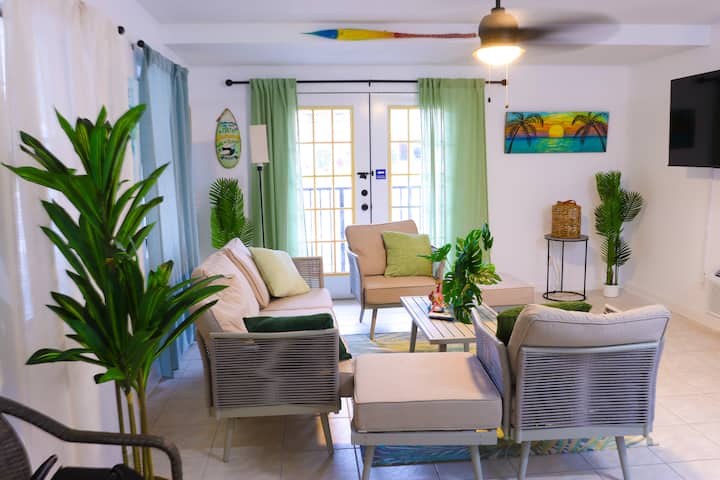 Bright Corner Condo + Steps To Beach + Heated Pool - Redington Beach, FL
