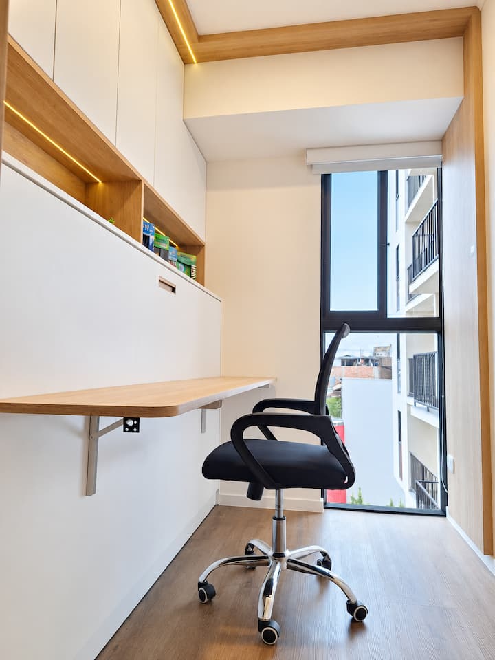 Durante el día, se transforma en un cómodo espacio de trabajo, ideal para laptop o estudio.