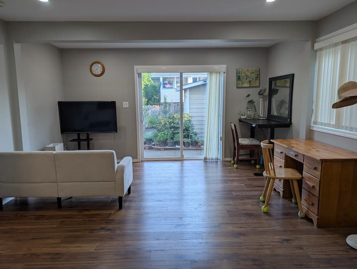 One Bedroom Near Uvic - Victoria, Canadà