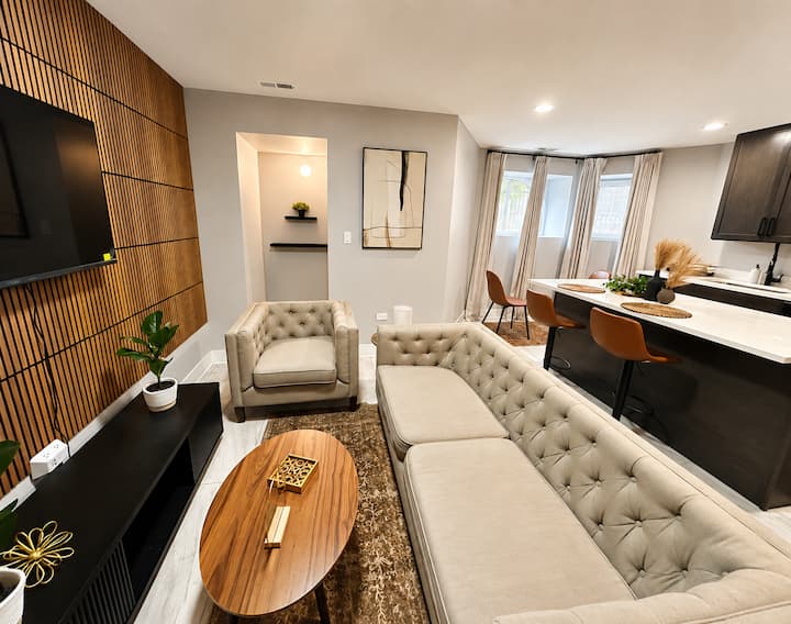 Near Downtown Chicago | Sleeps 6 | Stylish Stay - Chicago, IL