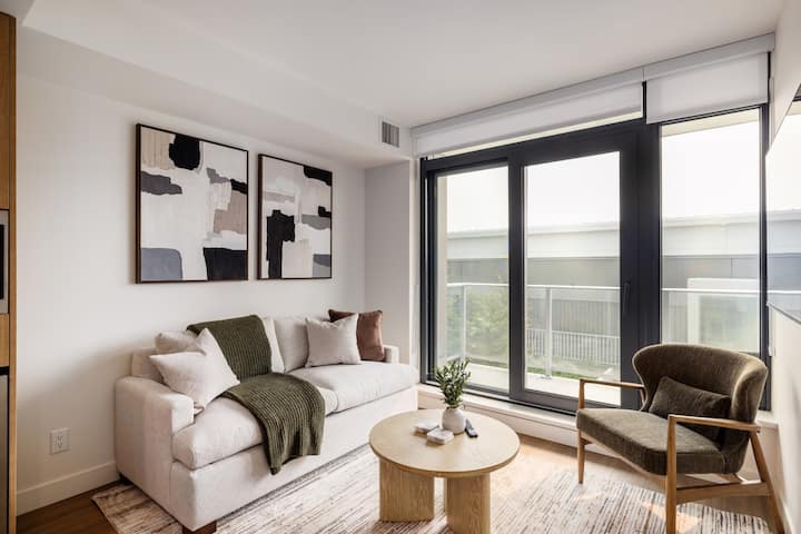 Lakeview Luxury At Aqua Kelowna | Pool & Gym - Kelowna