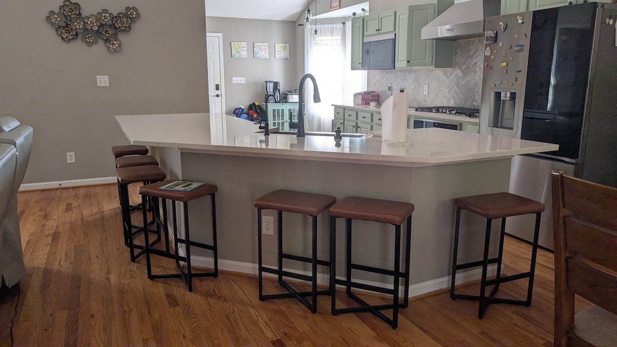 Spacious 3BR Vaulted Ceilings & Creek