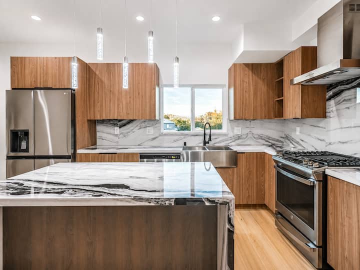 B. Mid-city Luxe Estate | 6br · 5ba · Sleeps 16 - Los Angeles, CA