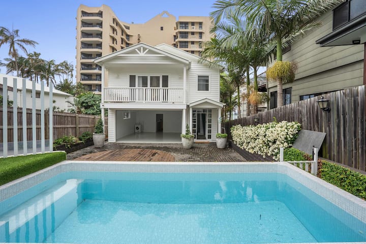 Coolum Beach Coastal Retreat- Sleeps 10 - Coolum Beach