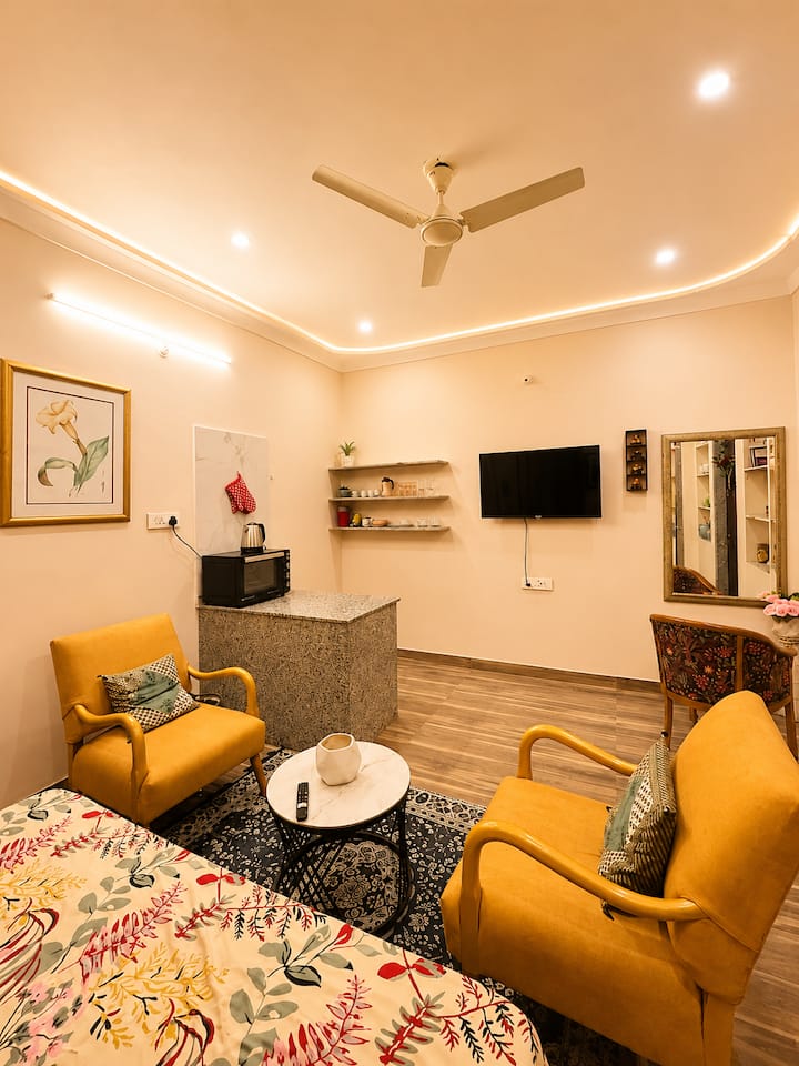 The Amber Haven  A Cozy Urban Retreat - ウダイプル