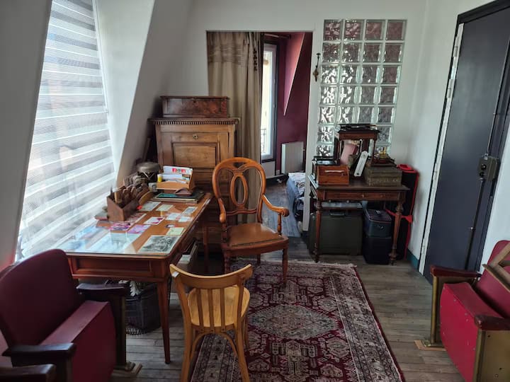 À Montmartre Sous Les Toits, Appartement Entier. - Paris