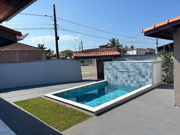 Casa Com Piscina E Churrasqueira Em Peruíbe - Peruíbe