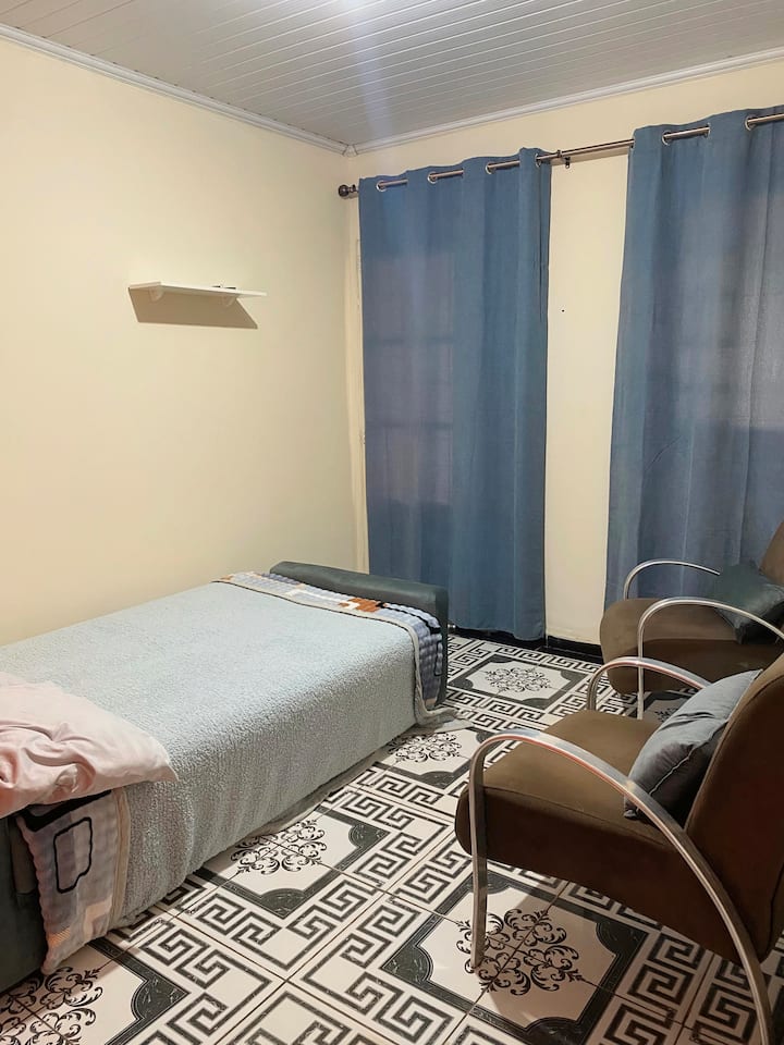 Obývacia izba s rozkladacou pohovkou pre prípad potreby ubytovania ďalších hostí