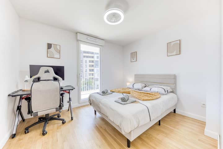 Habitación acogedora con cama doble de 140 x 190 cm, gran ventana luminosa y escritorio equipado con monitor fijo, teclado y ratón. Ideal para una noche de descanso reparador o para trabajar eficazmente en un viaje de negocios.