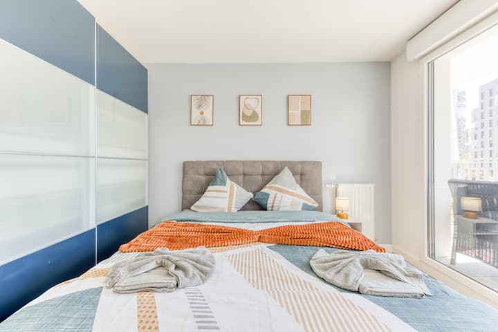 Habitación luminosa con cama doble, acceso al balcón y vista panorámica. Un espacio tranquilo y cómodo, ideal para recuperarse bien en un viaje de negocios o en familia.