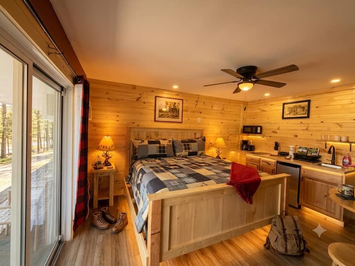 Lake George King Studio Basecamp W/ Pool & Kitchen - Lake George, NY