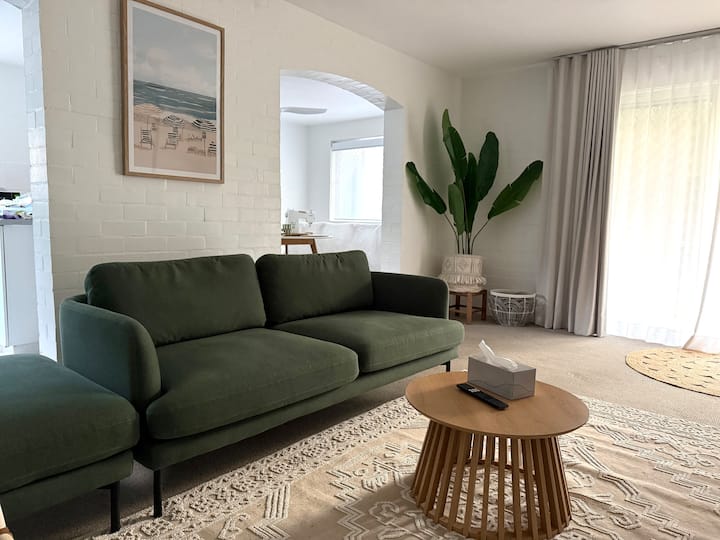 Beach Holiday Apartment.300m To Beach. Garden View - Sunshine Coast